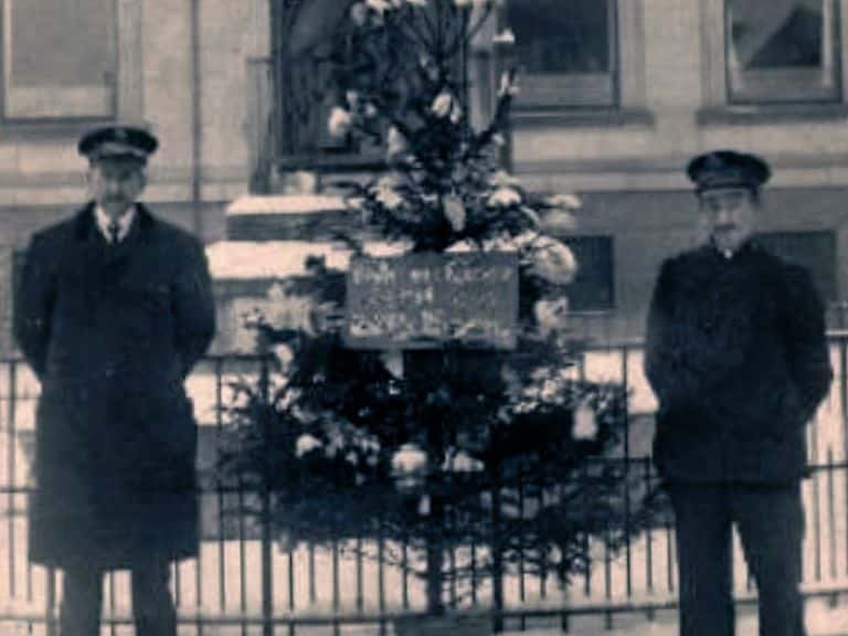 Niels Peter Andersen, kendt som 'Frelser-Niels' tog i 1915 initiativ til at opstille et lille juletræ med tilhørende kobbergryde på Rådhustorvet i Randers. En kombination, der i større skala efterhånden blev udbredt i mange større danske byer.