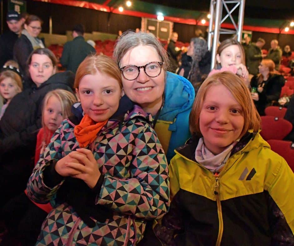 Mai-Britt og døtre (fra hverdagens hær) (2)