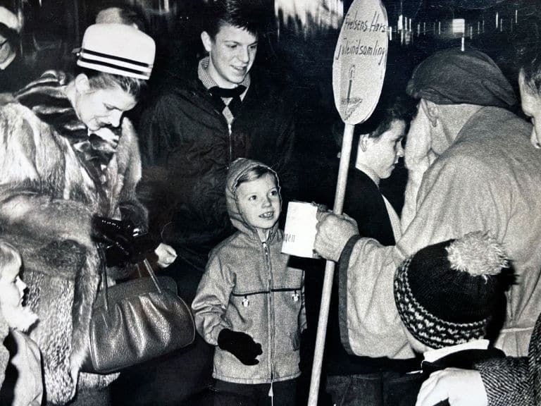 Karl Andersen på gaden i Vejle i 1964, hvor han - modsat andre julemænd - hverken uddelte gaver eller opfyldte løfter, men tog imod bidrag til Frelsens Hærs julehjælp.