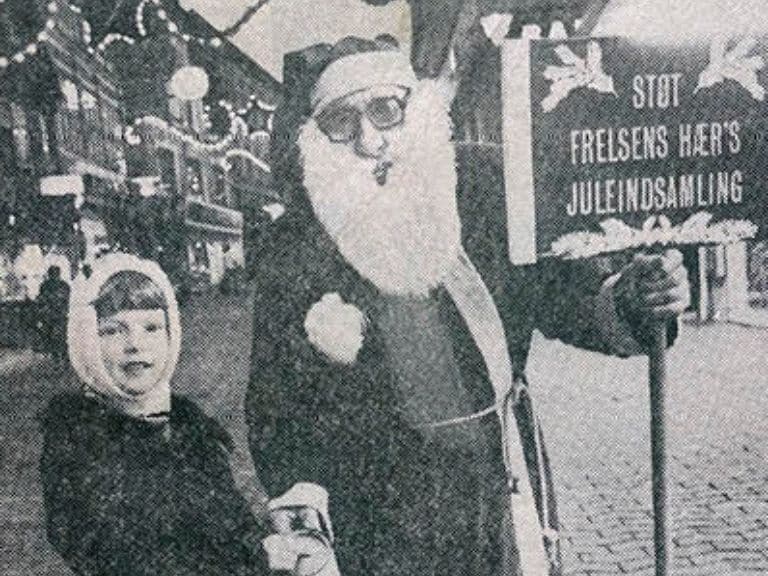 Billede fra Vejle Amts Folkeblad i december 1980, hvor Karl Andersen havde 25-års jubilæum som julemand. (Avisklip fra Vejle Amts Folkeblad, affotograferet).